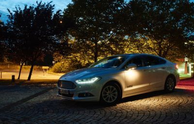 Компанія Ford розробляє передову технологію освітлення, яка виділяє в темряві людей та тварин, а також розширює промінь світла на складних перехрестях