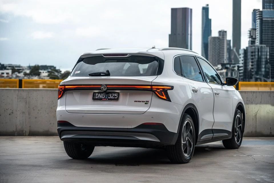 Фото MG S5 EV позаду